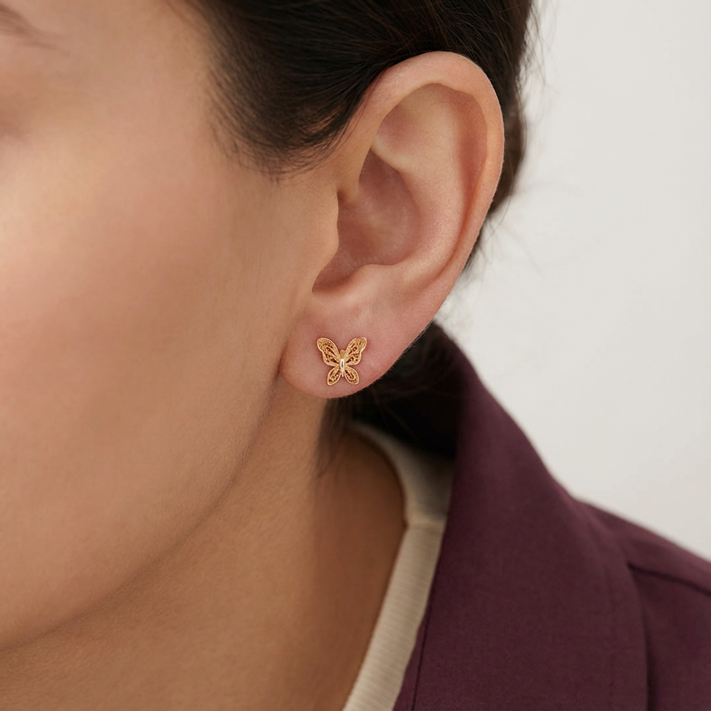 أقراط ذهب عيار 18 بلمسة فراشة منقوشة