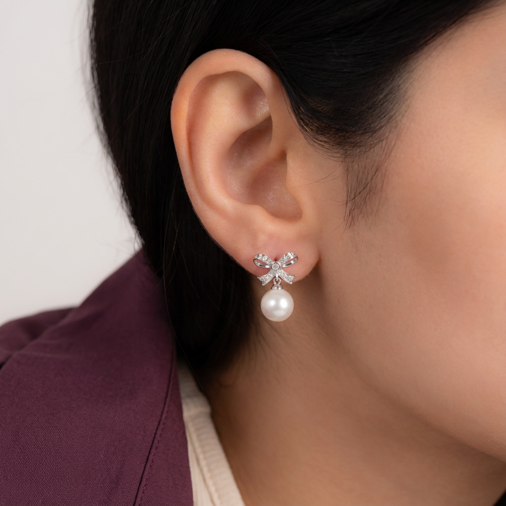 أقراط عيار 18 من الماس بتصميم فيونكة