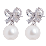 أقراط من الماس عيار 18 بتصميم فيونكة