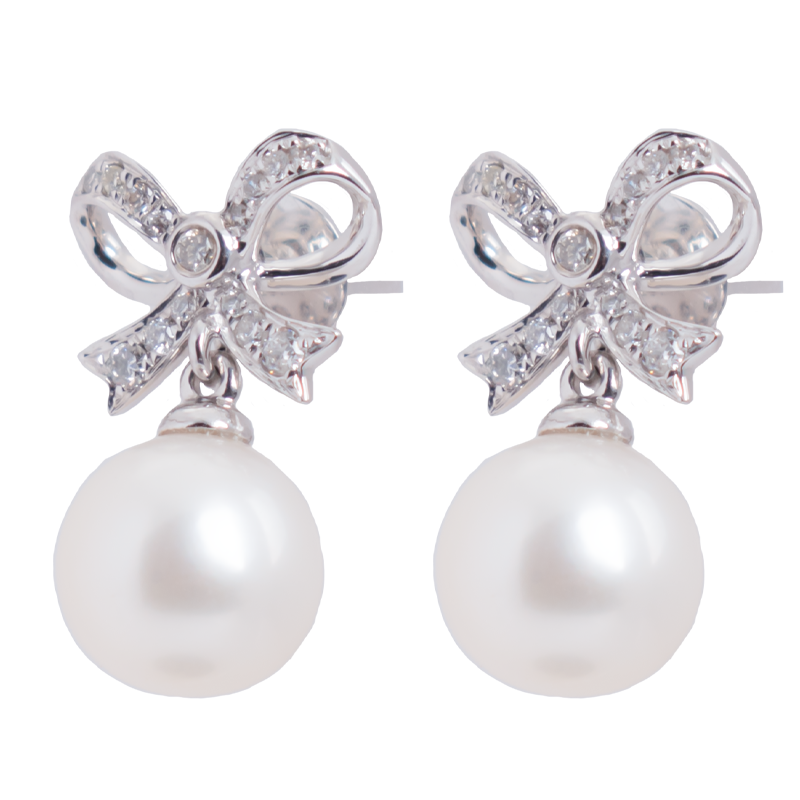 أقراط من الماس عيار 18 بتصميم فيونكة