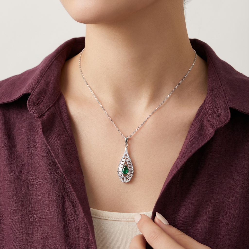 عقد ذهب عيار 18 بتعليقة بفص أخضر