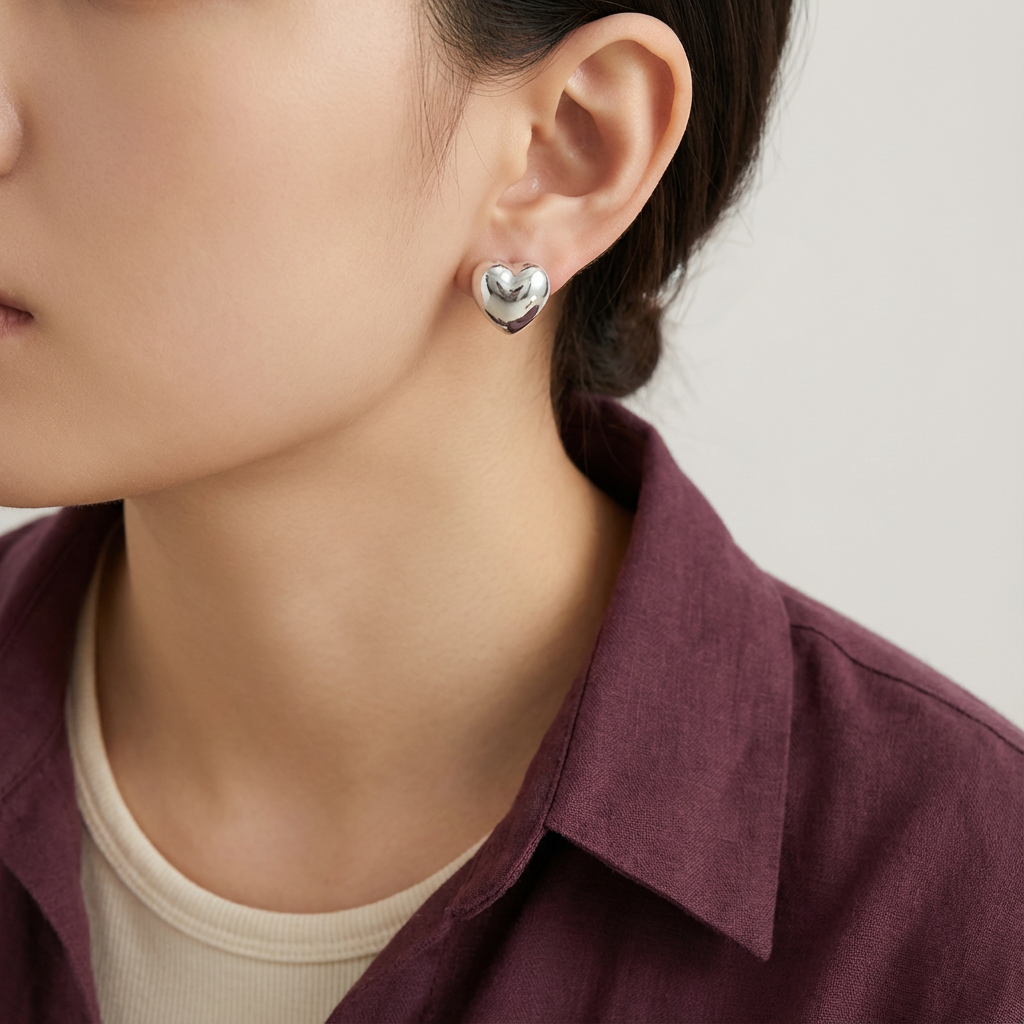 أقراط ذهب أبيض عيار 18 بتصميم قلب