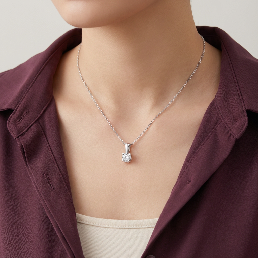 عقد عيار 18 من الألماس بتعيلقة صغيرة