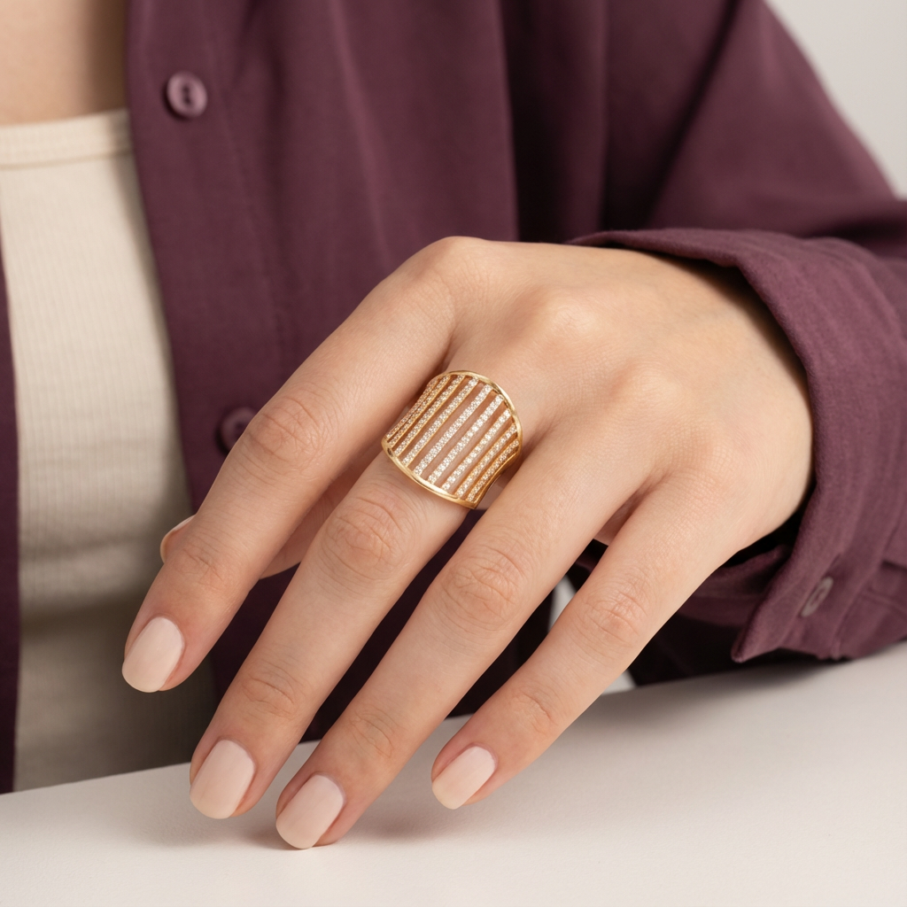 خاتم ذهب عيار 18 بفصوص لامعة بأشكال مستقيمة
