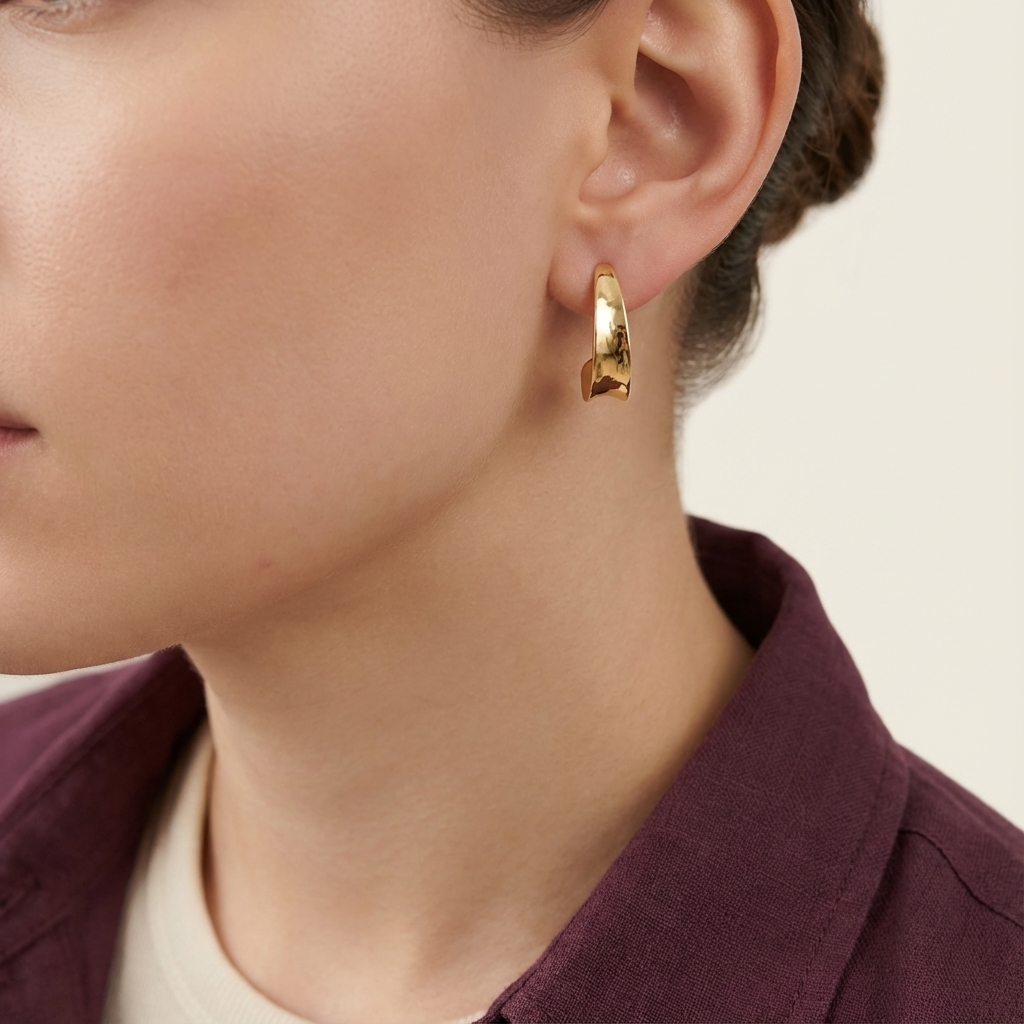 أقراط ذهب عيار 18 بتصميم منحني عصري