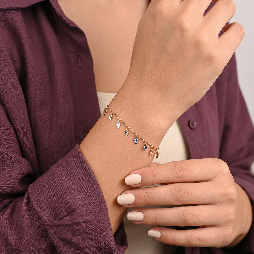 أسورة ذهب عيار 18 بلمسة أوراق متدلية