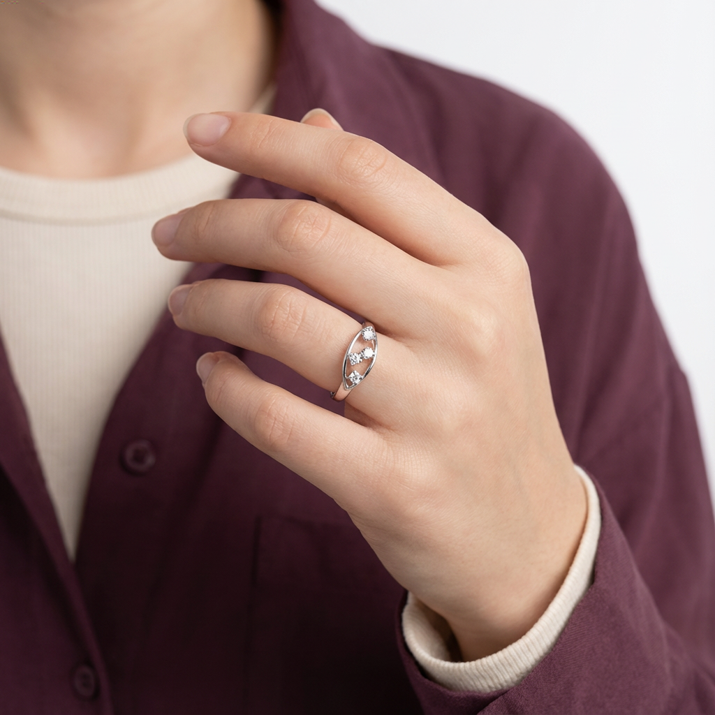 خاتم ذهب عيار 18 بفصوص لامعة بتصميم مفتوح