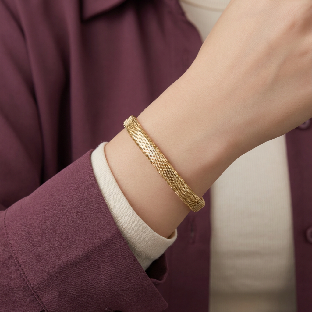 أسورة ذهب عيار 18 بتصميم شبكي عريض