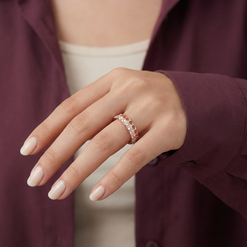 دبلة كارديا ذهب عيار 18 بفصوص لامعة وتصميم قلوب