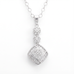 عقد ذهب عيار 18 بتعليقة مربعة مع تفاصيل زهرية مزينة بفصوص