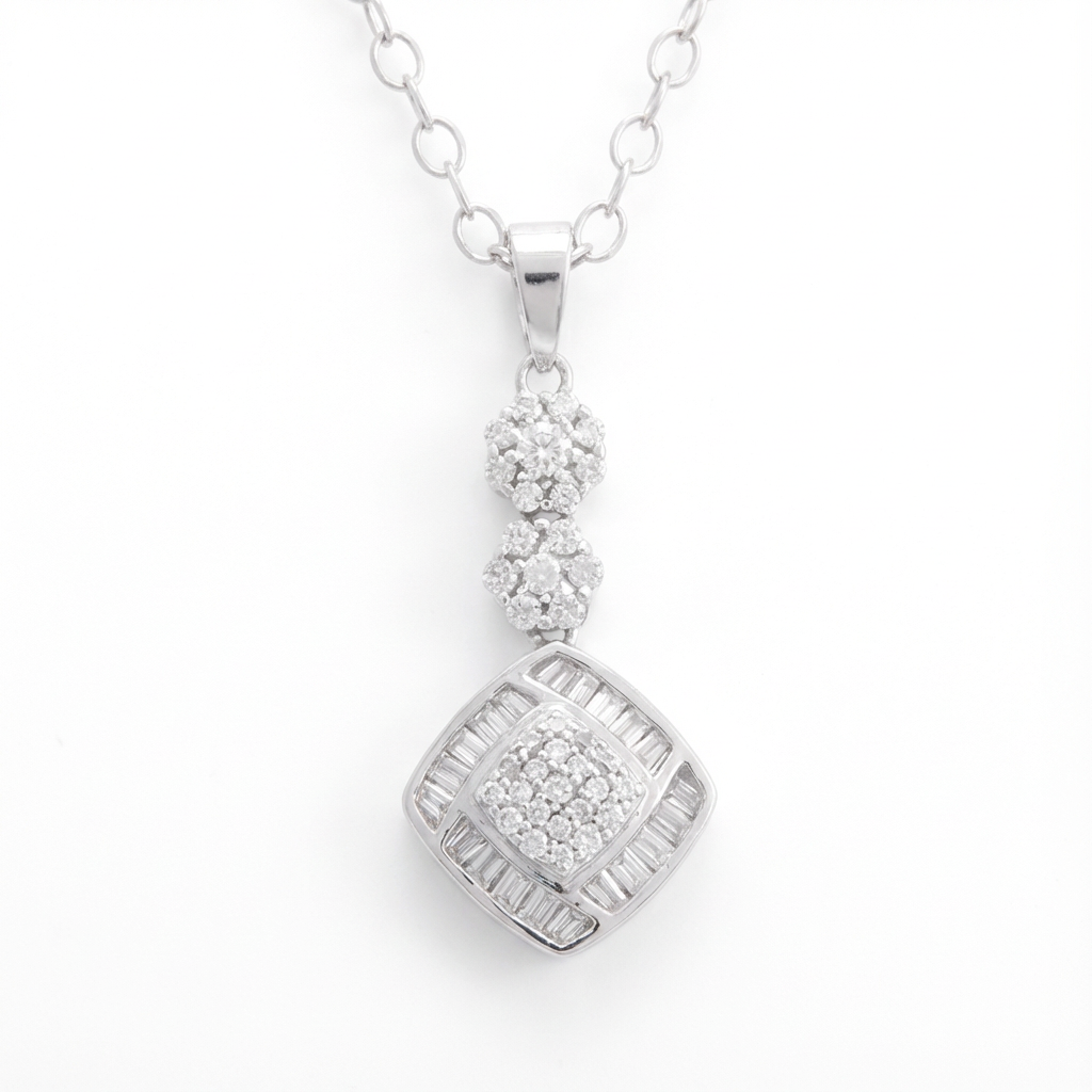 عقد ذهب عيار 18 بتعليقة مربعة مع تفاصيل زهرية مزينة بفصوص