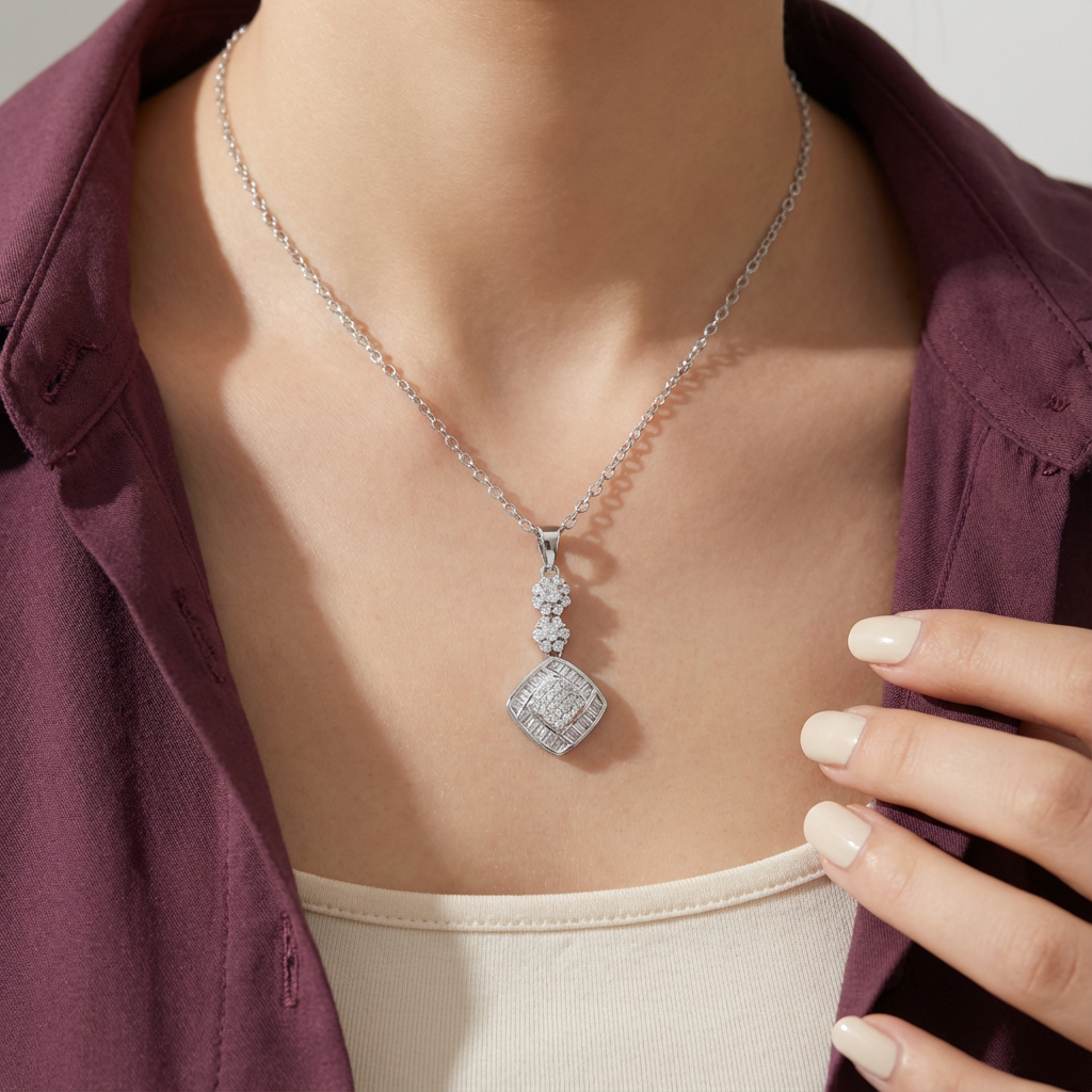 عقد ذهب عيار 18 بتصميم مربع وزهري