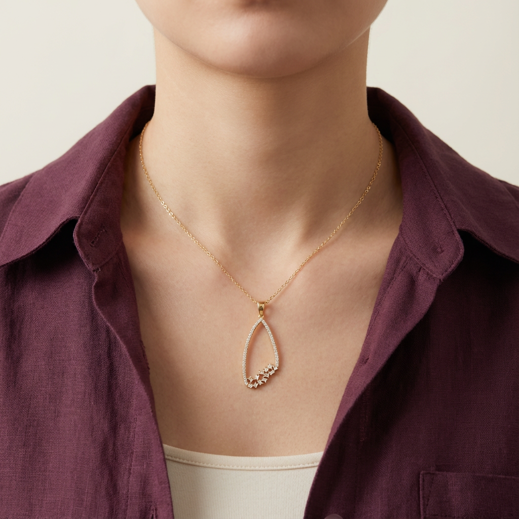 تعليقة ذهب عيار 18 بفصوص لامعه