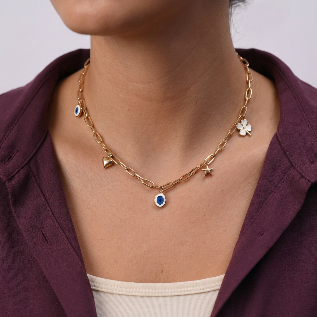 عقد ذهب عيار 18 بتصميم تعليقات متنوّعة أنيق